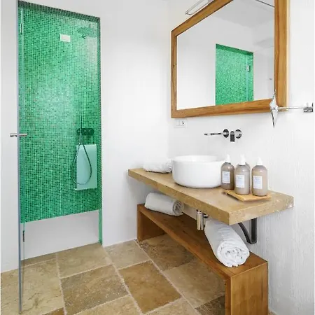 Sant Efis מלון 4*